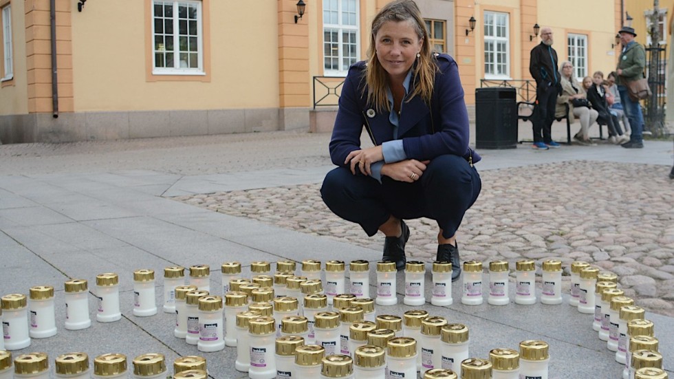Två hjärtan med ljus och talen 1505 och 46 för att symbolisera antalet självmord i landet och länet under förra året tändes vid rådhuset. "Jättejätteviktigt att det uppmärksammas", säger folkhälsosamordnare Sofia Bohl i Vimmerby.