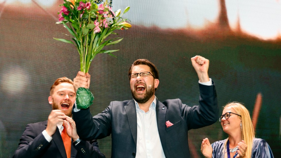 Sverigedemokraternas partiledare Jimmie Åkesson (SD) gläds över valresultatet under Sverigedemokraternas valvaka i Nacka på söndagskvällen.