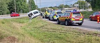 Trafikolycka på Linköpingsvägen – taxibuss körde av vägen