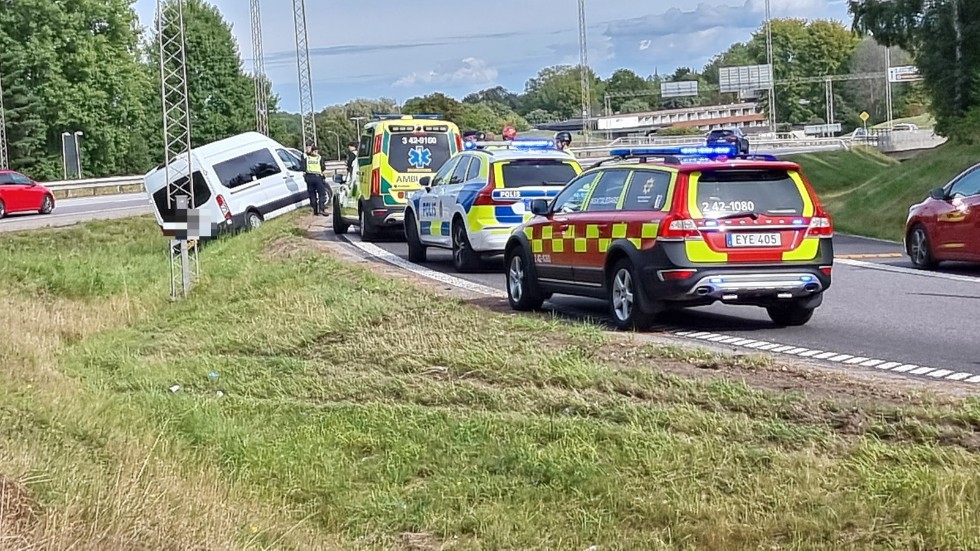 En taxibuss körde i diket vid påfarten till Linköpingsvägen på måndagen.