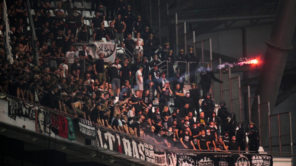 Ett brinnande objekt kastas från Frankfurts sektion mot Marseillepubliken i tisdagens CL-match på Stade Vélodrome.