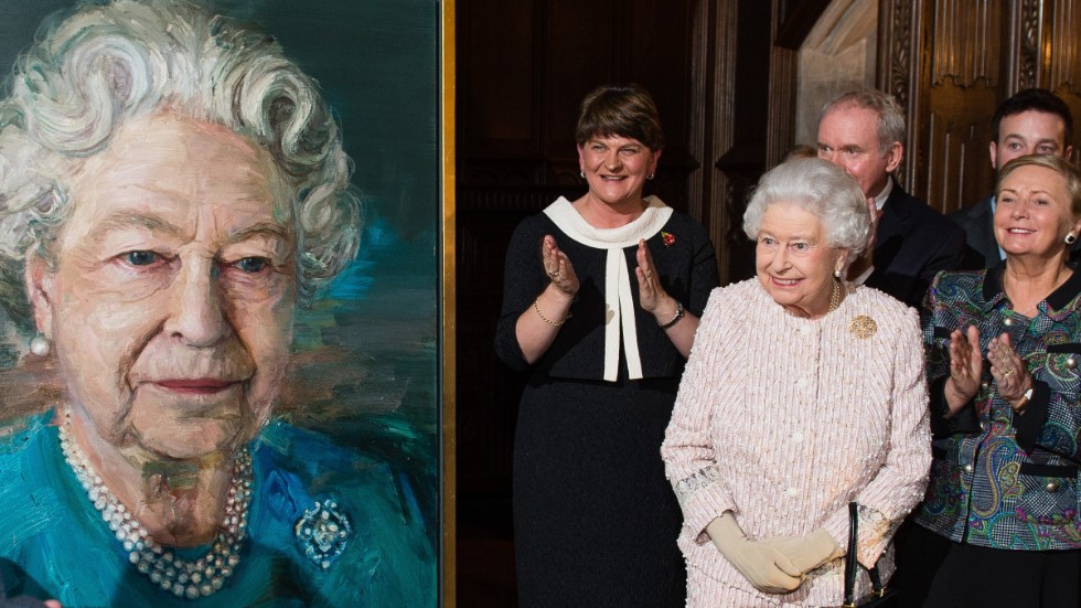 Drottning Elizabeth inspekterar ett porträtt i London 2016.