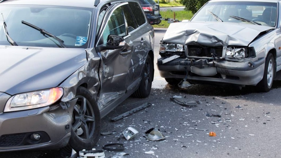 Vet inget om den här olyckan, men så här kan det gå om man inte blinkar. När min blinkers höger fram gick sönder kände jag mig äntligen som en riktig Piteåbo. Att byta lampan visade sig vara onödigt svårt. (Genrebild) 