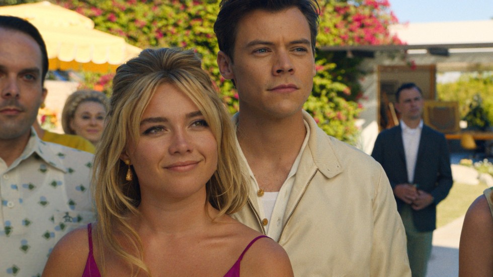 Florence Pugh och Harry Styles spelar äkta makar i ”Don't worry darling”, där idyllen döljer något fasansfullt. Pressbild.