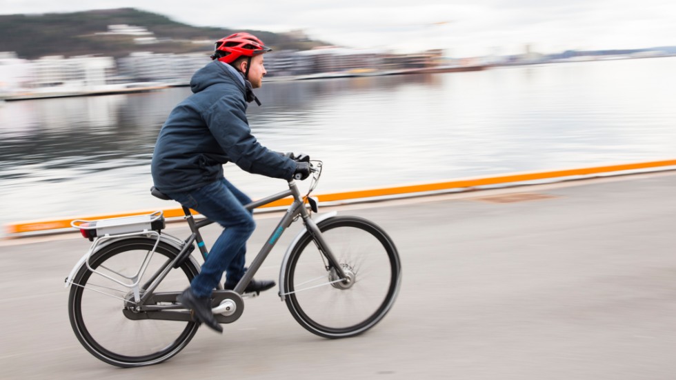 En elcykel kolliderade med en bil. Bilföraren är misstänkt för vållande till kroppsskada.