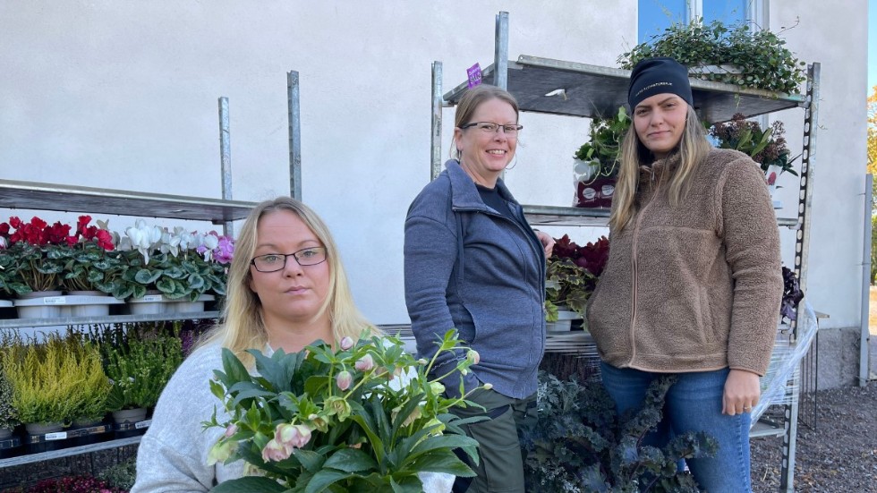 "Det är nog inte så många butiker där kunderna får höra 'häng med och ta en kopp kaffe', tror Elisabeth "Bettan" Lind som tillsammans med Matilda Poser t h driver Åkers Blomsterbruk. Annika Malmgren, blivande medarbetare, är på visit. 