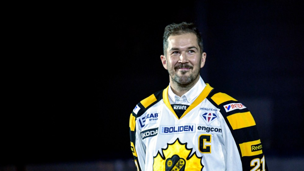 En stolt Jimmie Ericsson fick tröjan hissad i taket.