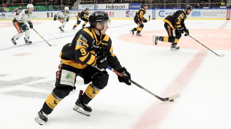 Magnus Isaksson med pucken.