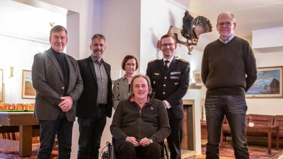 Flottiljchef överste Claes Isoz med från vänster pensionärerna Ulf Lindgren (reservofficer), Per Nilsson, Yvonne Bäckman, Stig Isaksson samt Jan Unander på höger sida.