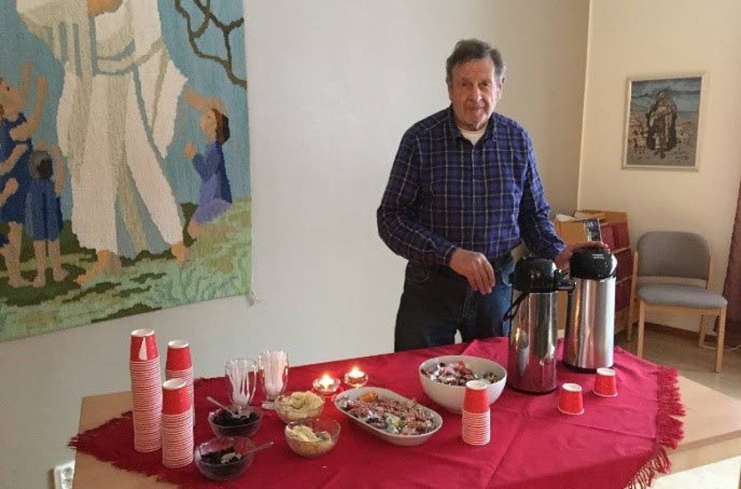 Glöggmästaren Berne står beredd med värmande glögg, godis och pepparkakor.
