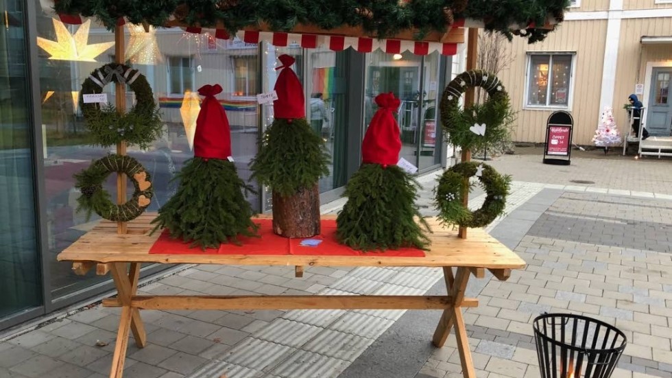 Konstpolarnas öppet hus och utställning på Kaleido fick en välkomnande entré i och med att Ulrica Nilssons bord placerats utanför.