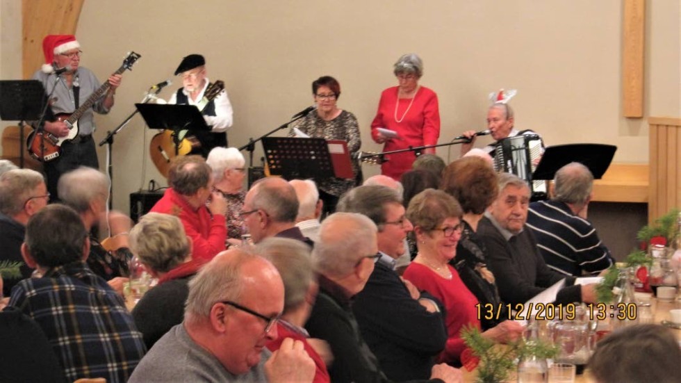 Julmusik spelades av delar från Karu’che-bandet med förstärkning av 90-årige dragspelaren Enar Hjukström.