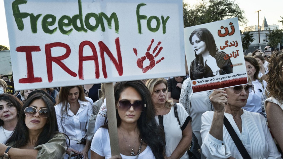 Iranska kvinnor protesterar i solidaritet med sina landsmän i Kalifornien den 29 september. Bilderna som kommer ut från Iran är få, då regimen strypt tillgången till internet.