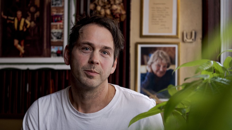 Joel Alme ger ut ett tredje album på svenska där han gör upp med sitt förflutna. "Jag hade en massa grejer att ta tag i och så kom det ut. Jag har lättare att prata genom musiken", säger han.