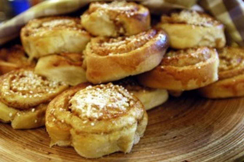 Mannen såg personer på innergården, tyckte synd om dem eftersom det regnade och gick ner med bullar, enligt egen utsago. Men han är åtalad för att ha hotat att skära halsen av tre flickor.