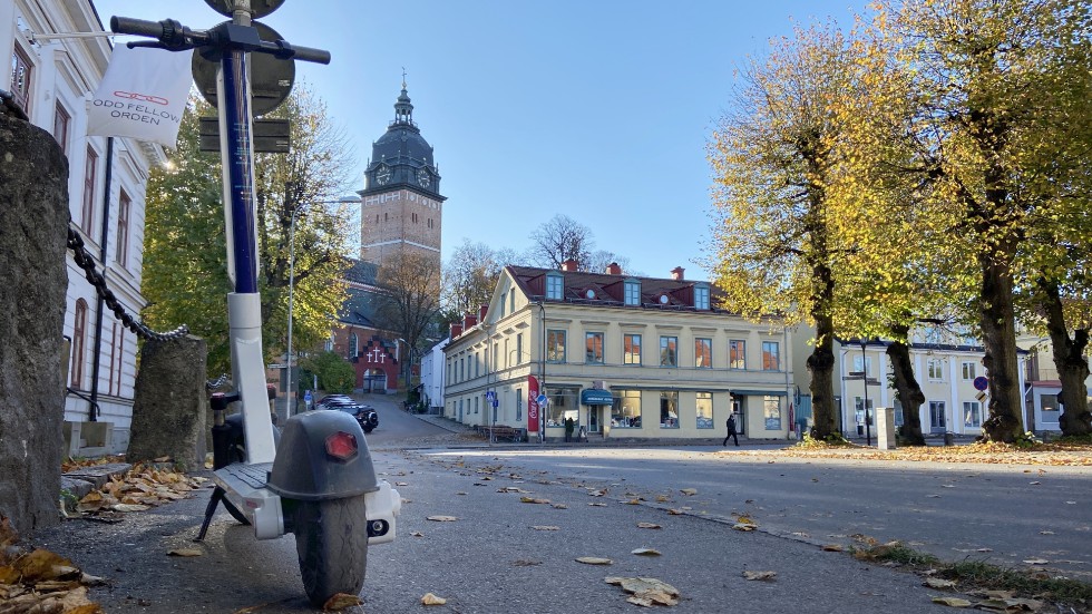 Elsparkcyklar har funnits i Strängnäs sedan den 19 oktober i fjol. Det är det Eskilstunabaserade företaget Swift mobility som hyr ut sin flotta till allmänheten.