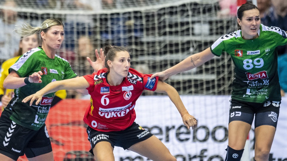Clara Monti Danielsson (mitten), här under sin tid i danska Esbjerg, vittnar om en osund kultur i Borussia Dortmund, där tränaren André Fuhr nyss fått sparken. Arkivbild.