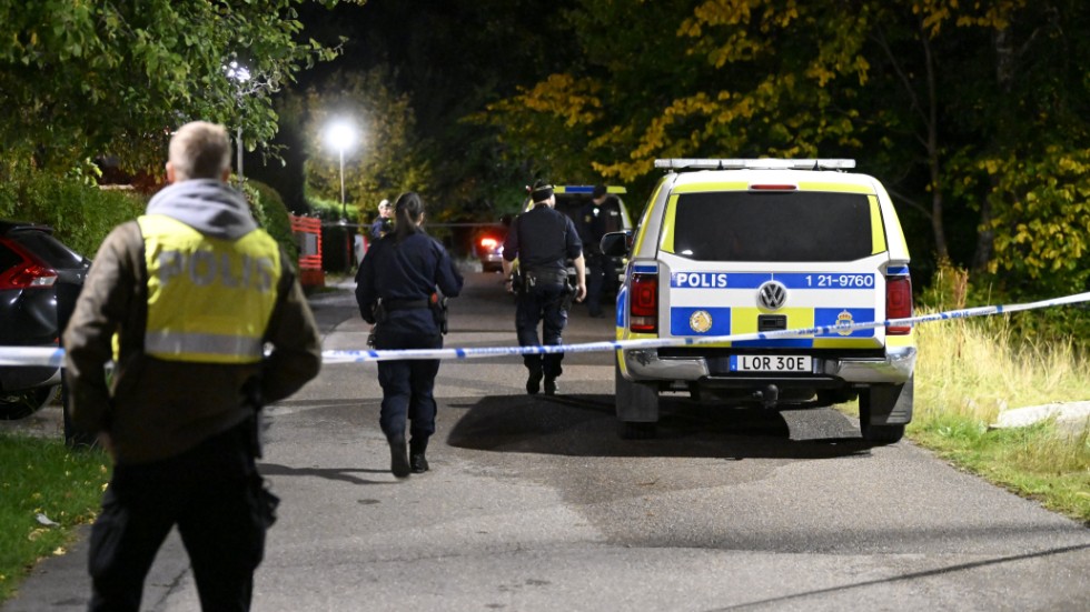 Två personer har skadats i en skottlossning mot en bostad i Enköping.