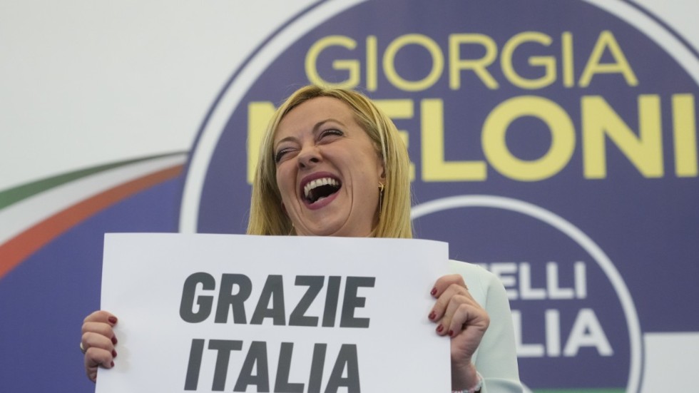 Tack Italien! säger Giorgia Meloni sedan hennes ytterhögerparti Italiens bröder blivit klart störst i parlamentsvalet i söndags.