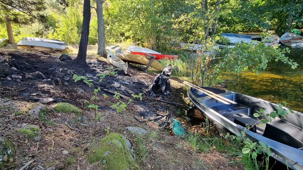 Det började brinna i två båtar, en kajak och en mindre plastbåt, under natten till torsdagen. På förmiddagen spred sig branden till marken.
