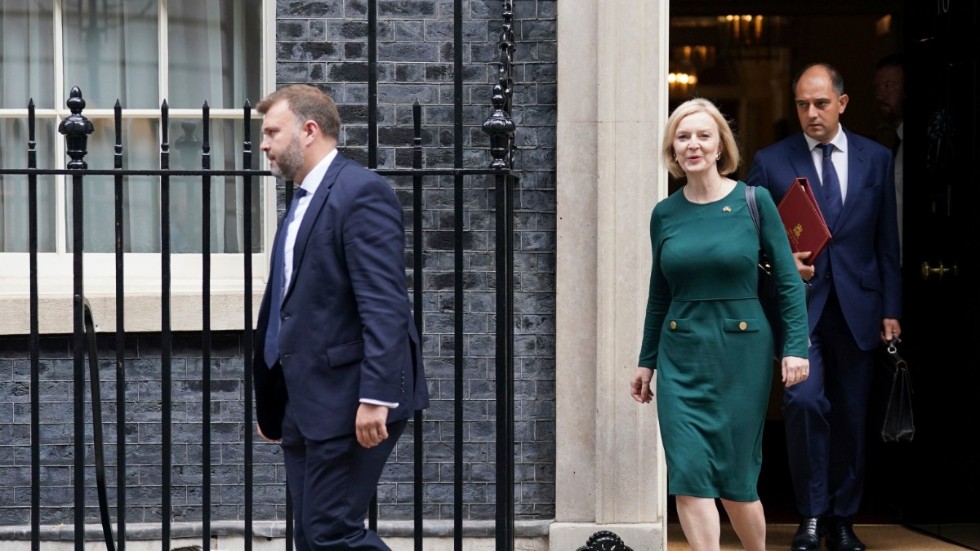 Premiärminister Liz Truss på väg till underhuset för att presentera energistrategin.