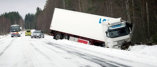 Långtradare har kört av vägen