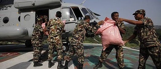 Skänker lunchkassan till lidande i Nepal