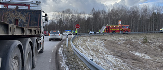 En till sjukhus efter krock – vägen stängdes av