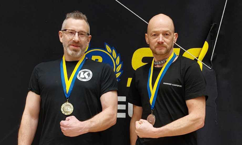 Peter Karlsson (vänster) och Morgan Petersson kom båda hem med medaljer från SM i armbrytning. "Man är lite öm i armarna", säger Peter.