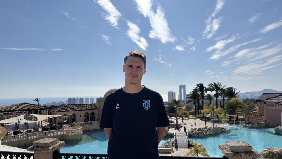 Tobias Carlsson framför Benidorms skyline.