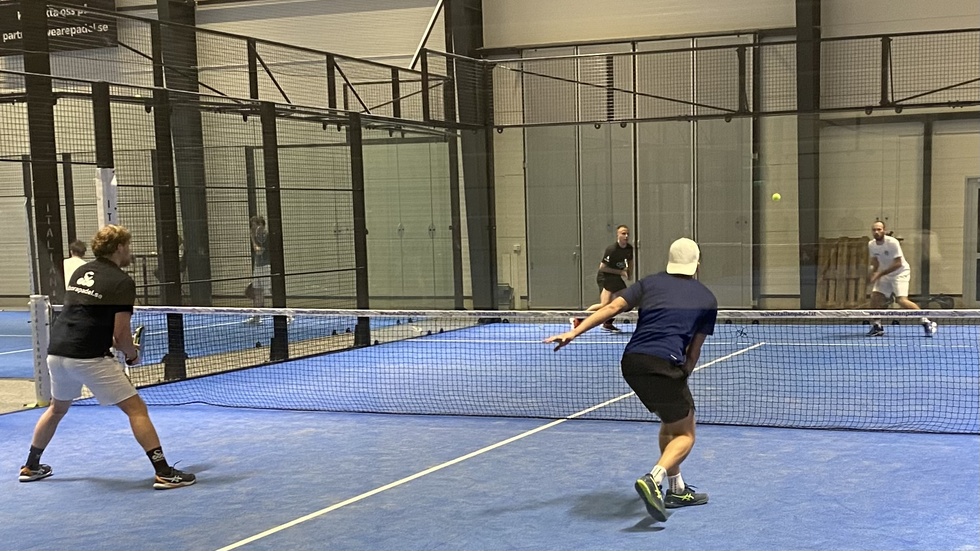 Padel i VPC. Motalagrabbarna Ville Pålsson och Lucas Björne spelar mot serberna Luka Polovina och Andrea Graoac. Det var "landskamp" på söndagen i Varamon padel center.