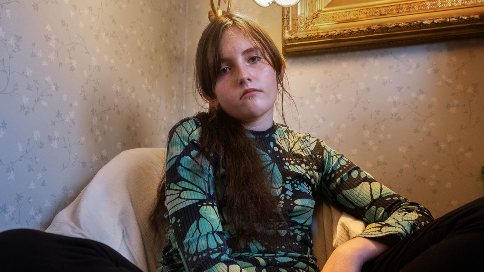Svea förlorar sin plats på Kajan friskola. "Jag har äntligen fått kompisar i skolan och är orolig att jag kanske inte kommer att få se dem igen", säger hon.