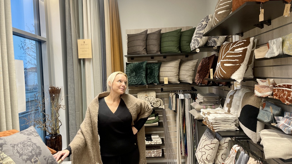 "Folk vill ha hotellkänslan hemma. Långa gardiner från tak till golv har varit trendiga i över 15 år och de är här för att stanna," säger Åsa Friberg. 
