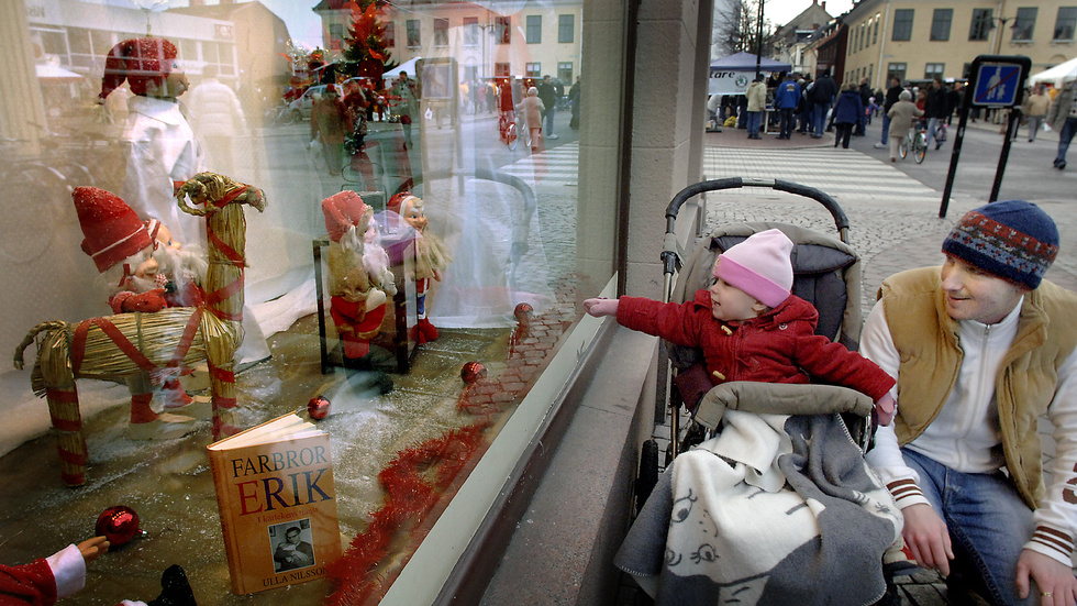 En bild från julskyltningen 2005 i Västervik. Tuva Schmid och pappa Erik Fredriksson.