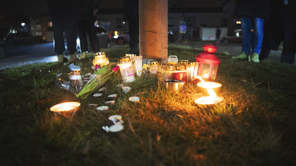 Ett attentat som saknar motstycke skakar Sverige. De som drabbats sörjer. Vi andra sörjer med dem. 