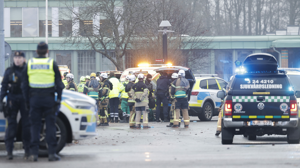 En stor polisinsats pågår vid Risbergska skolan i Örebro efter uppgifter om ett grovt våldsbrott.