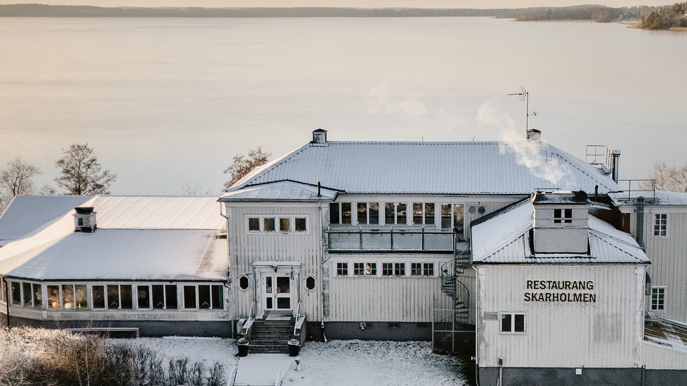 Skarholmen tronar längst ut på udden vid Ekolns strand utanför Sunnersta. I dag är huset i mycket dåligt skick och i stort behov av en renovering.