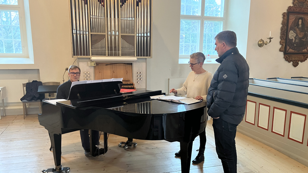 I Gamleby Kyrka repeterar de inför välgörenhetskonserten som kommer att äga rum i Ukna Kyrka den 8 februari med start klockan 16.30. 