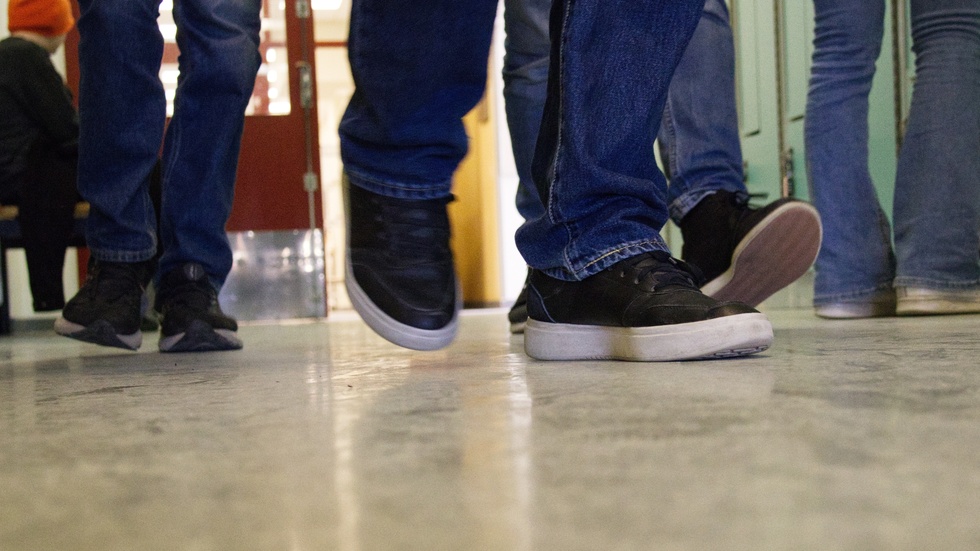 Linus Löfgren anser att kommunen bör prioritera närvarande vuxna i skolan.