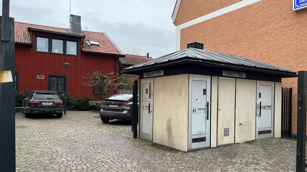 Bakom den offentliga toaletten vill man bygga. Länsstyrelsen har gett klartecken, nu ska man ansöka om bygglov.