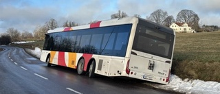 Buss körde av vägen: "Otäckt halt här"