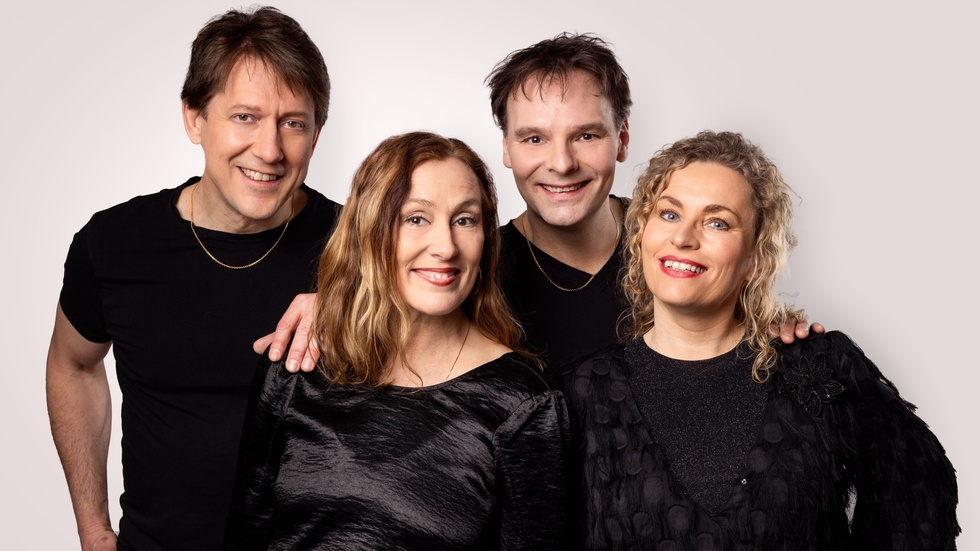 Thomas Widén, Niclas Strand, Mia Poppe och Johanna Widén bjuder på en nostalgisk revyföreställning. Gruppens målsättning är att kunna åka ut på Sverige-turné under nästa år.