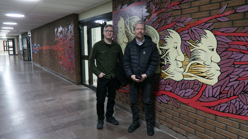 I oktober invigdes den första konstnärliga utsmyckningen i samband med byggprojekt. Det 40 meter långa verket "Livsspiralen" av muralmålaren Kim Demåne pryder nu Christinaskolan. Konstpedagogen Jens Pettersson och kulturchefen Micael Jonsson är nöjda.