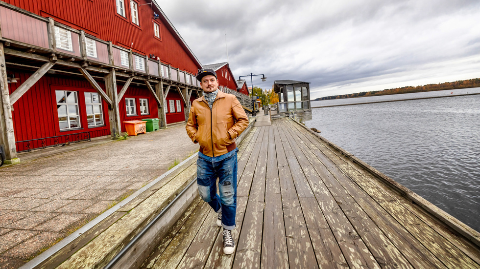 Efter många år i Stockholm och arbete på Stockholms stadsteater flyttade skådespelaren Jonas Hellman-Driessen till Luleå med sin familj. Nu har han jobbat åtta år på Norrbottensteatern.
