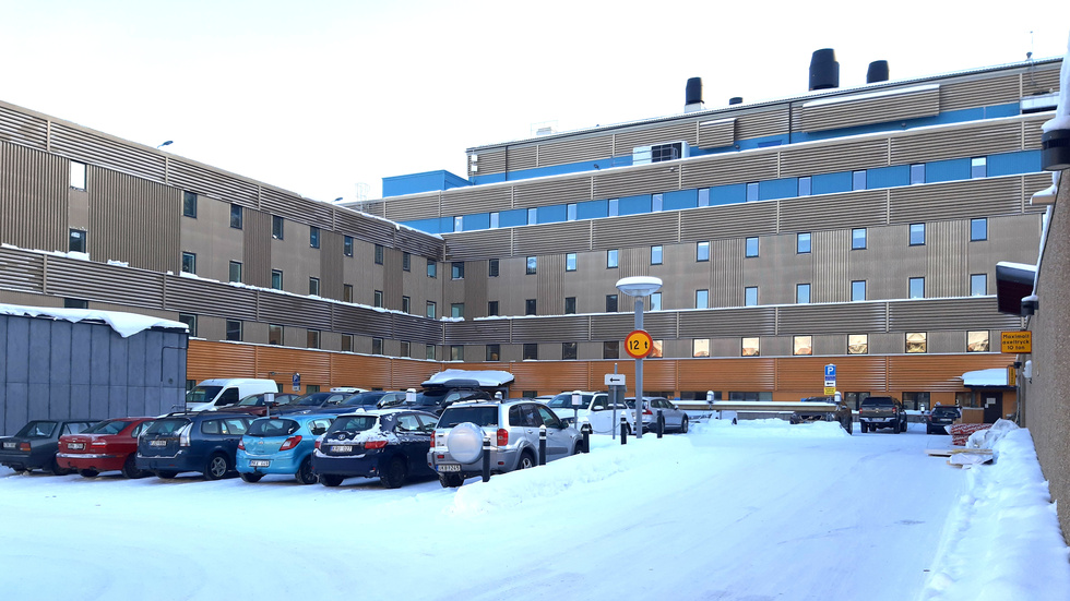 Dörren på baksidan av Rättscentrum var olåst, och där tog sig mannen in på annandag jul 2023.