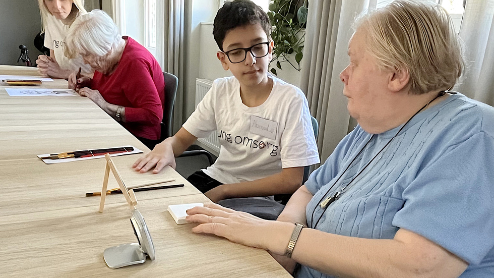 Ahmad Albardawil i samspråk med Ingvor Johansson. 13-åringen tycker om att prata med de äldre på boendet i Målilla.