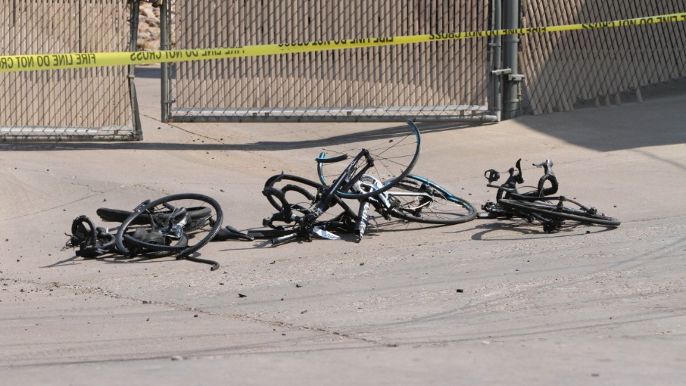 Förstörda cyklar i Show Low i Arizona, sedan en pickupförare kört på flera cyklister.