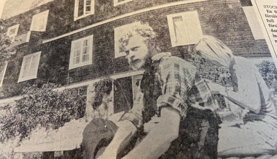 Kuriren för 50 år sedan: Socialister lever kollektivt i Julita. Två av storfamiljens medlemmar, Torsten Schou och Kicki Flord, solar sig i trädgården vid Hemgården i Julita.