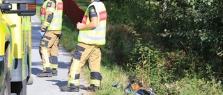 Motorcyklist körde av vägen – förd till sjukhus