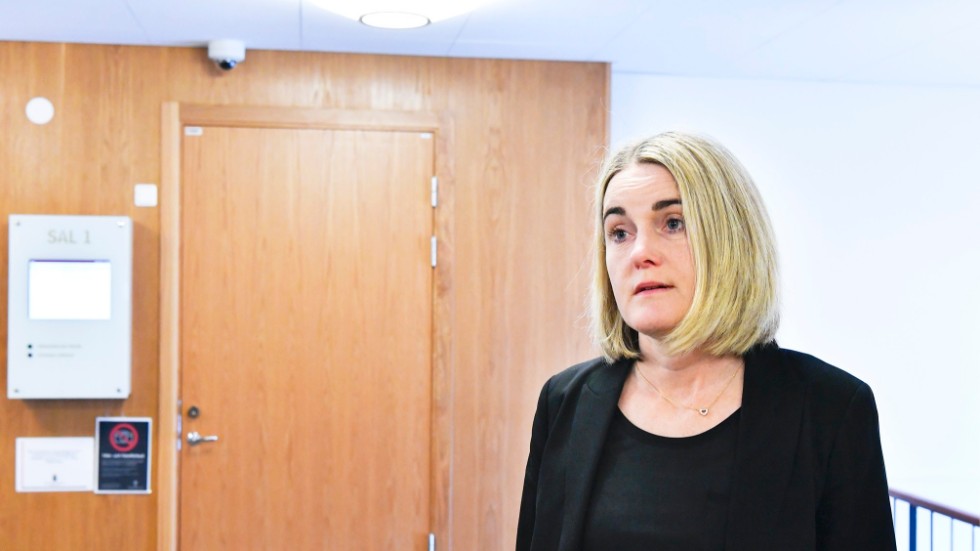 Tillbaka i rätten för tredje gången. Linda Sundlöf har vid tre tillfällen på kort tid varit den våldsutsatta Skelleftekvinnans målsägandebiträde vid rättegångar mot den 68-årige våldsmannen. ”Han säger att man slår inte den man älskar, men det är ju precis vad han gör om och om igen”, påpekade Linda Sundlöf vid slutpläderingen.